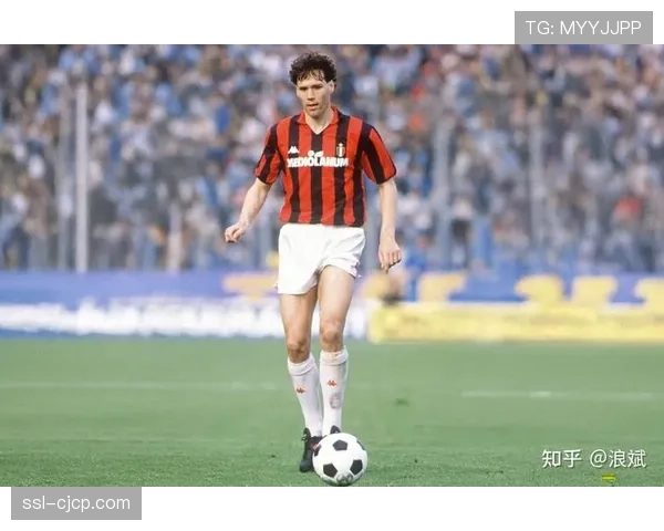 致敬传奇，马赛主场赛前展示巴斯滕1993年欧冠冠军纪念球衣